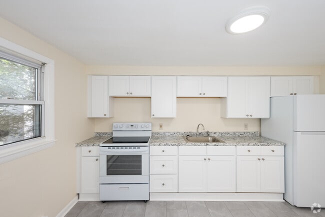 2BR, 1BA - 766SF - Kitchen - Quarry Stone Apartments