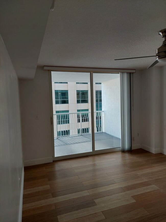 Building Photo - 1200 Brickell Bay Dr Unit 1918