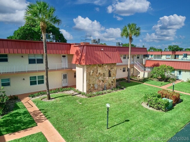 Building Photo - 12021 W Greenway Dr Unit 105