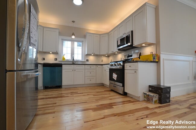 Building Photo - 130 Bigelow St Unit 1