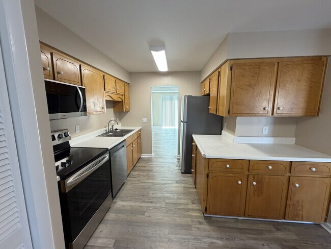Photo - Townhouse for Rent Unit 912 Pineland Avenue #42