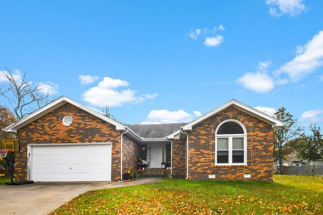 Building Photo - Conveniently Located Three Bedroom!