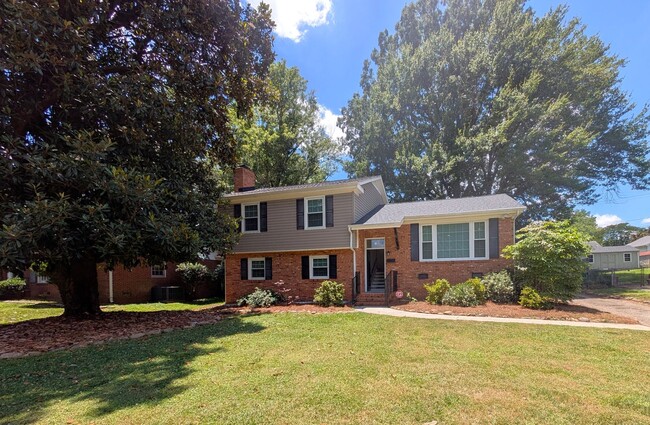 Building Photo - Charming split level home located in the Spring Valley Community in the South Park area of Charlo...