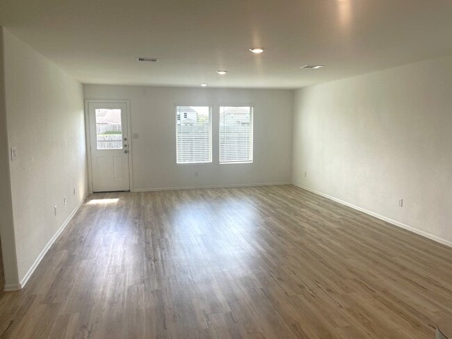 Photo - 405 Maple Bnd Ln