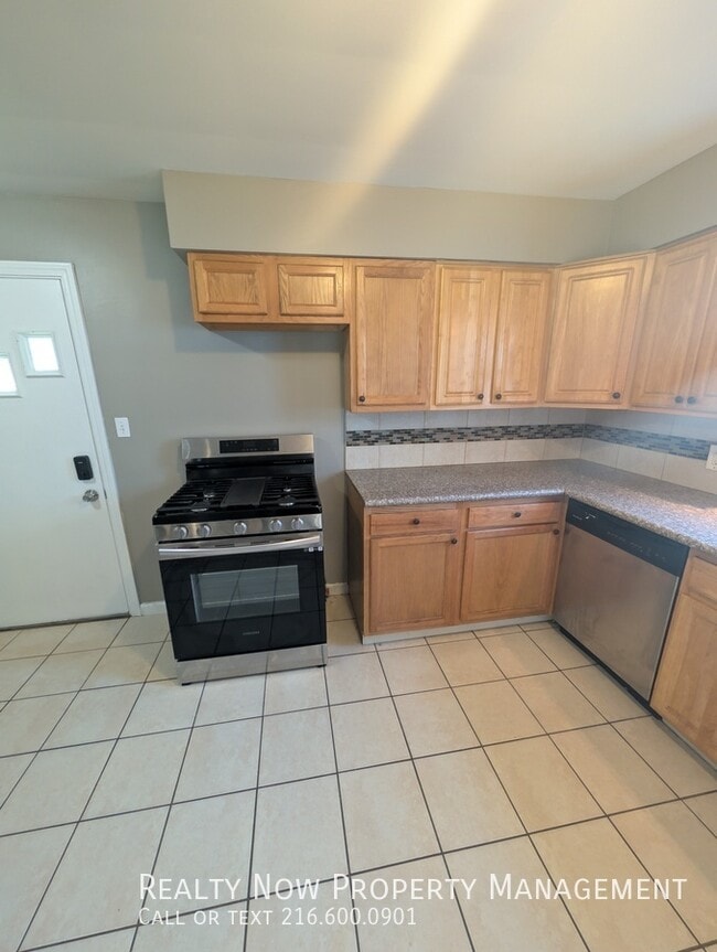 Photo - 14804 Rockside Rd Apartamento