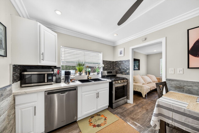 Photo - 1200 Tamarind Ave