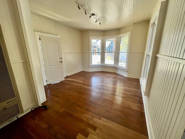 Building Photo - 5th Street Charm! Apply NOW!