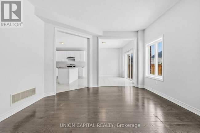 Photo - 943 Larter St