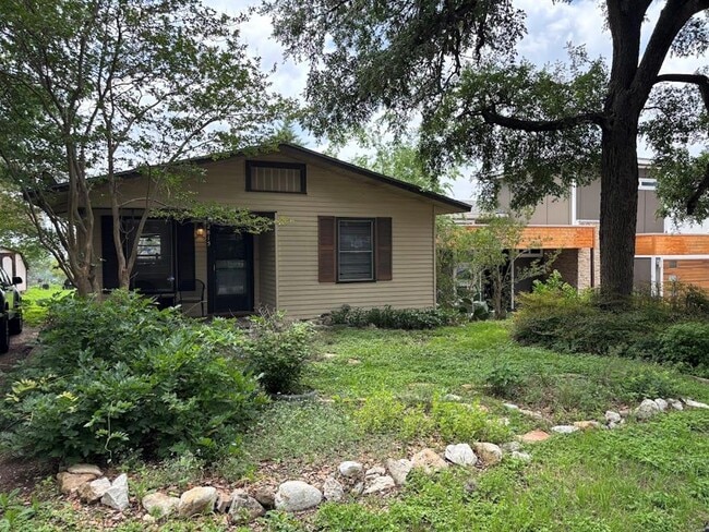 Building Photo - 2815 Crest Ave