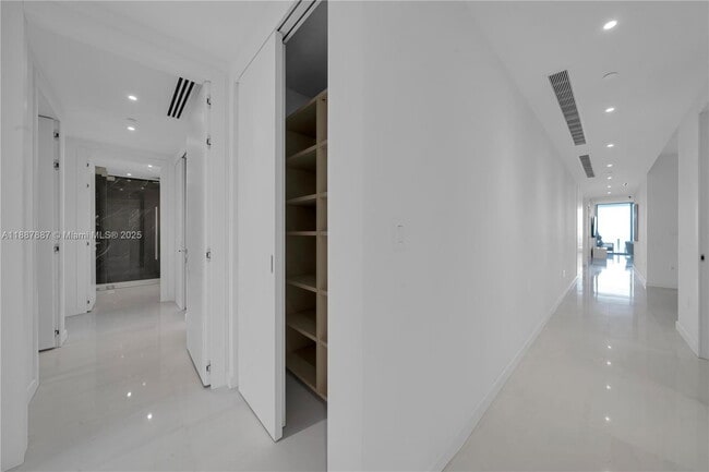 Photo - 300 Biscayne Blvd Way
