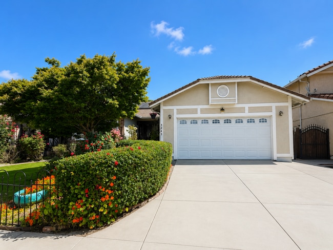 Building Photo - Welcome to this stunning 4 bedroom bathroom home located in Fremont