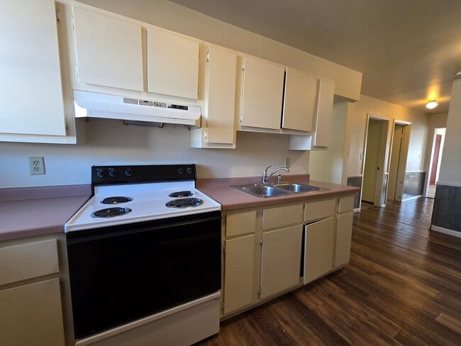 Photo - 1952 Roosevelt Ave