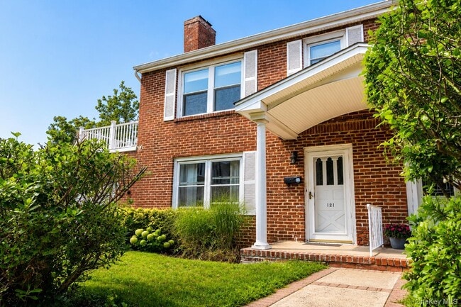 Photo - 121 Manhasset Ave