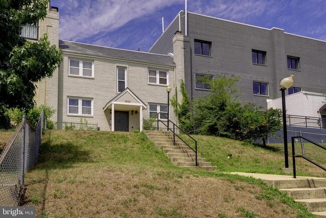Building Photo - 1932 3rd St NE
