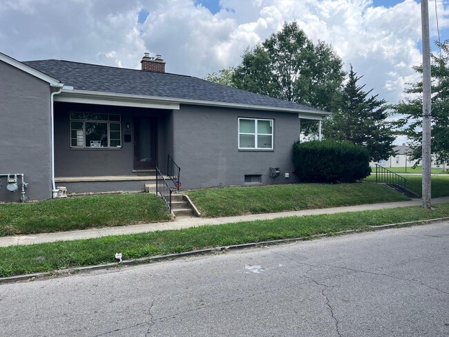 Photo - 652 Woodbury Ave