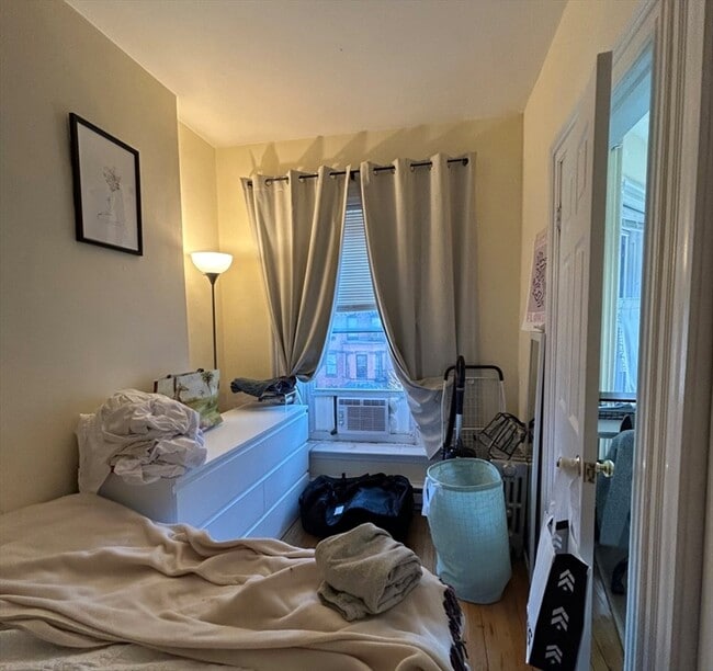 Building Photo - 225 Newbury St Unit 3F Rental