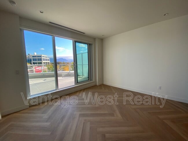 Photo - 3340-3340 Lakeshore Rd