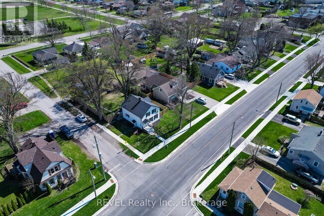 Photo - 4046 Main St