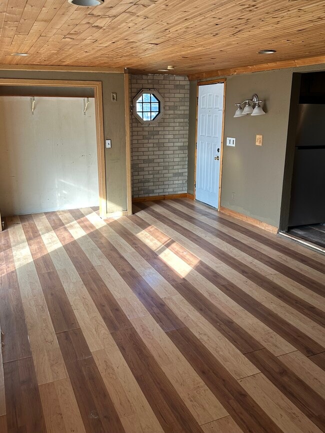 Photo - 951 William St