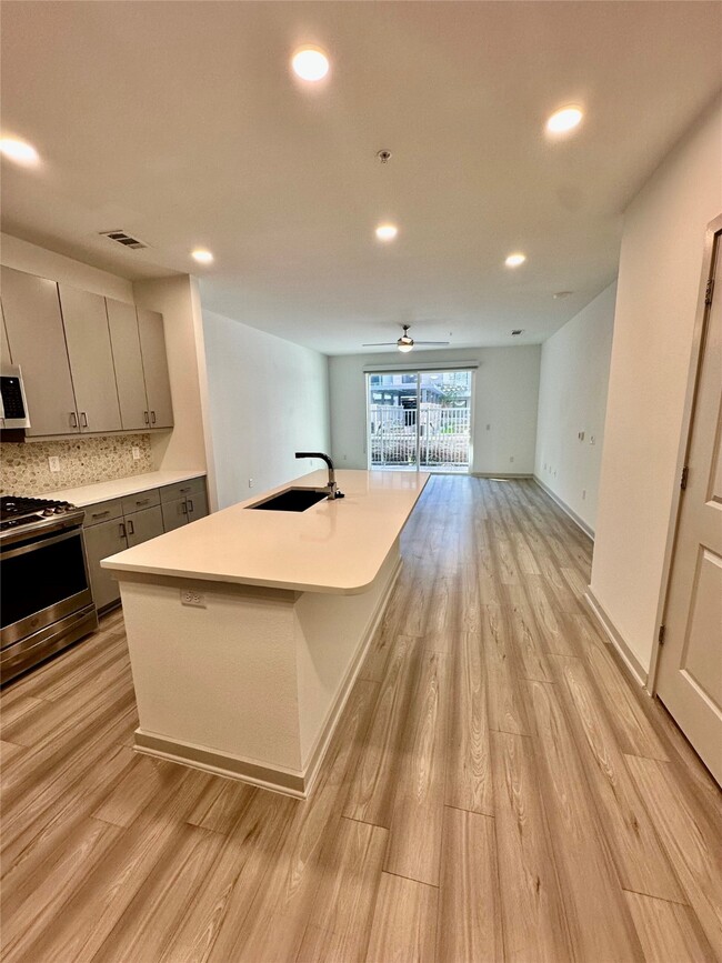 Building Photo - 3636 W Dallas St Unit 359