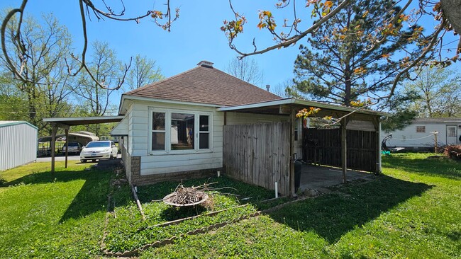 Photo - 102 E 4th St