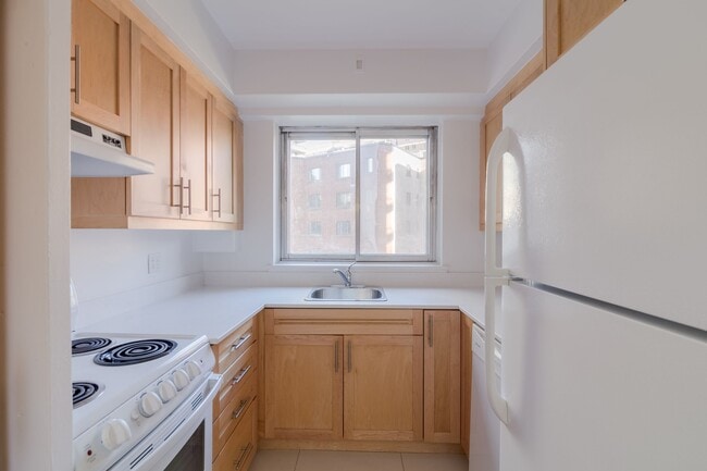Building Photo - 3555 Chem. de la Côte-des-Neiges Unit 303