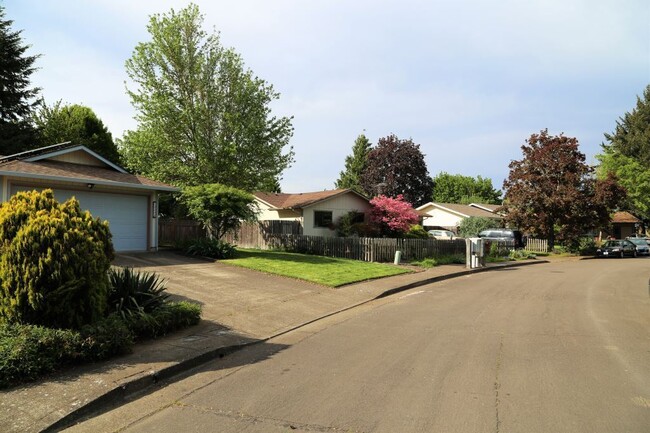 3 Bed 2 Bath Home with Huge Fenced Yard/ A... - 3 Bed 2 Bath Home with Huge Fenced Yard/ A...