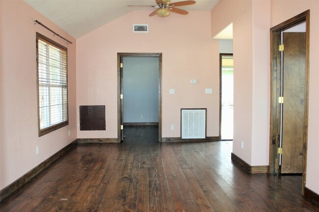 Photo - 1004 E Main St