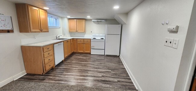 Building Photo - 2 Bedroom 1 Bath lower apartment - all utilities included!
