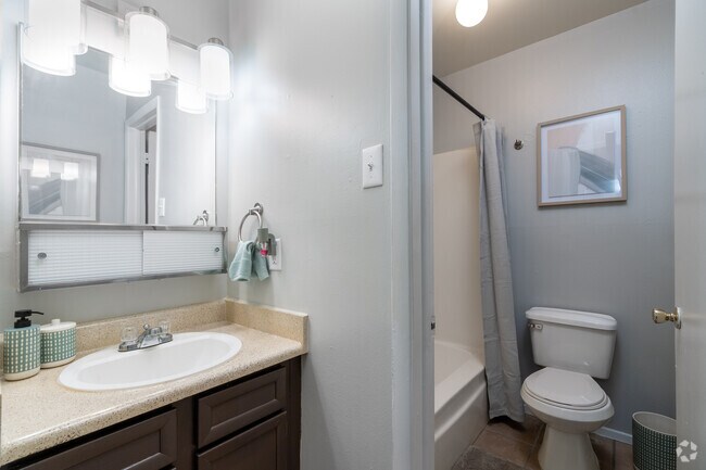 1BR, 1BA - 764SF