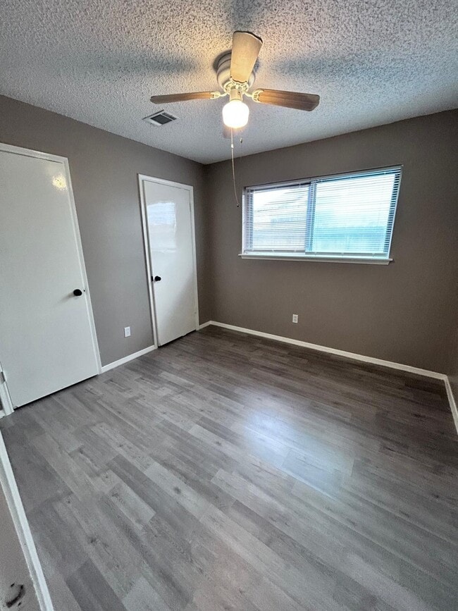 Photo - 4802 24th St E