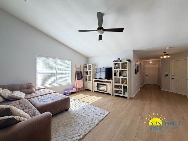 Photo - Stunning 3 Bedroom Home in Gulf Breeze with stand out accents!