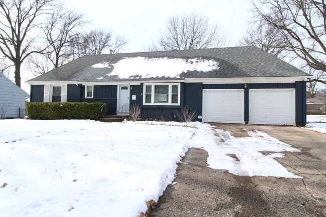 Building Photo - February FREE On This 3 Bedroom 2.5 Bath Home In Overland Park