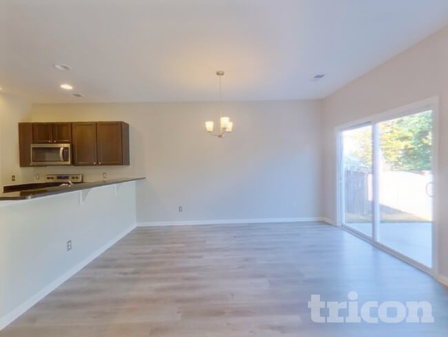 Photo - 221 Chestnut Oak Ln