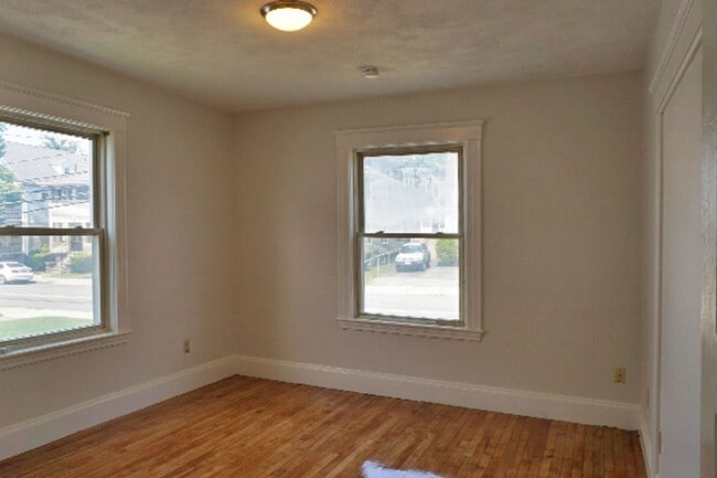 Photo - 2 bed1bath unit in Waltham is available in 9/1