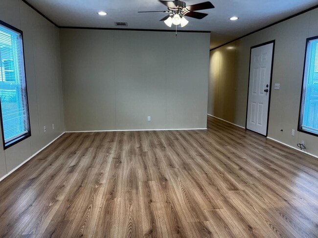 Photo - 709 N Collins Fwy