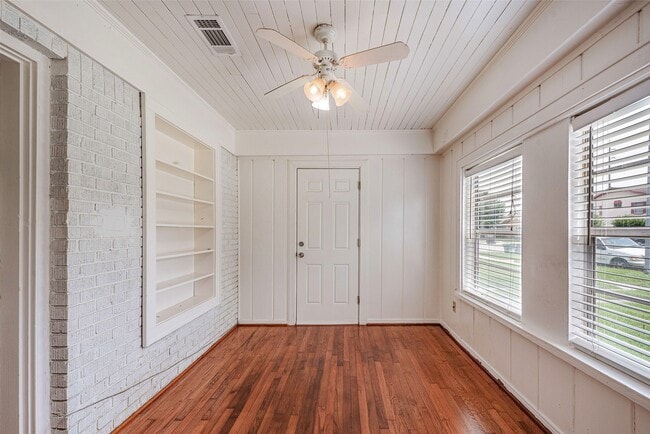 Photo - 2611 Rosewood St