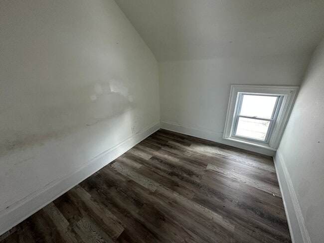 Photo - 190 Young St