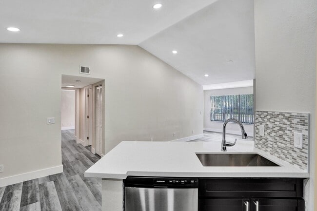 Photo - 2BED/1BATH renovated apartment ready to MOVE IN! Unidad 1925