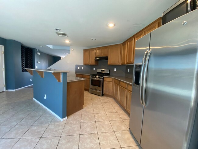 Photo - 668 Magrath St