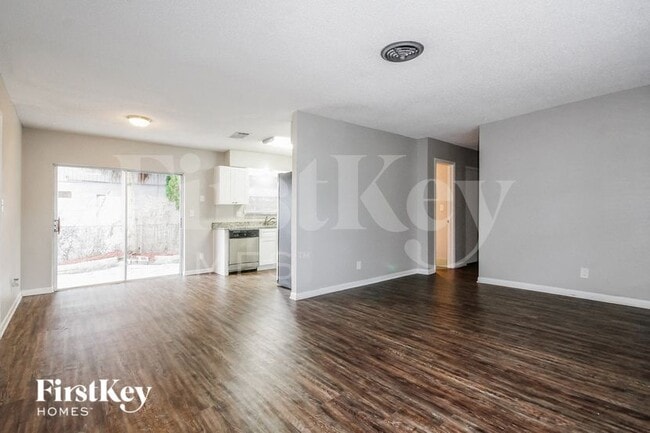 Photo - 130 Davison Ave N