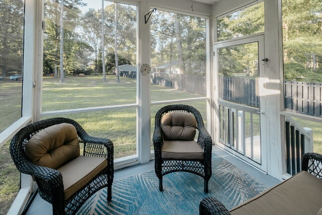 Building Photo - Private 1-bed, 1-bath Unit with screened-in porch