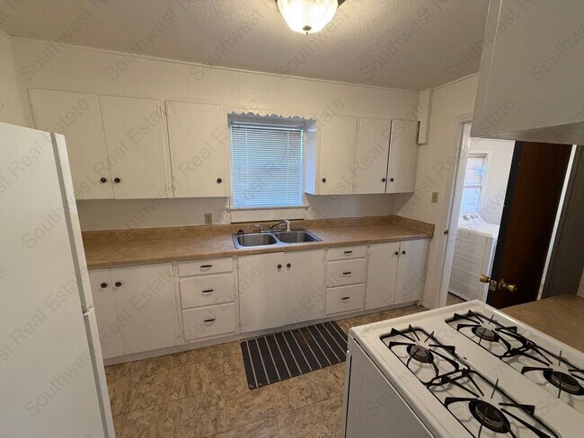 Photo - Spacious 3-bedroom 1 bath home