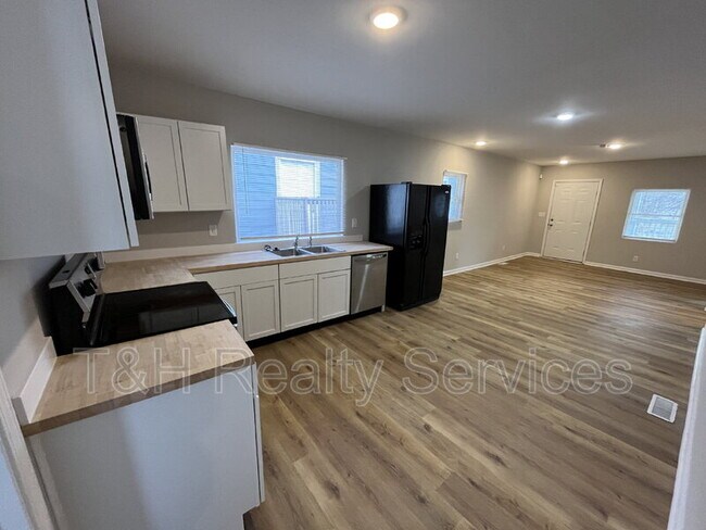 Photo - 2822 E 19th St