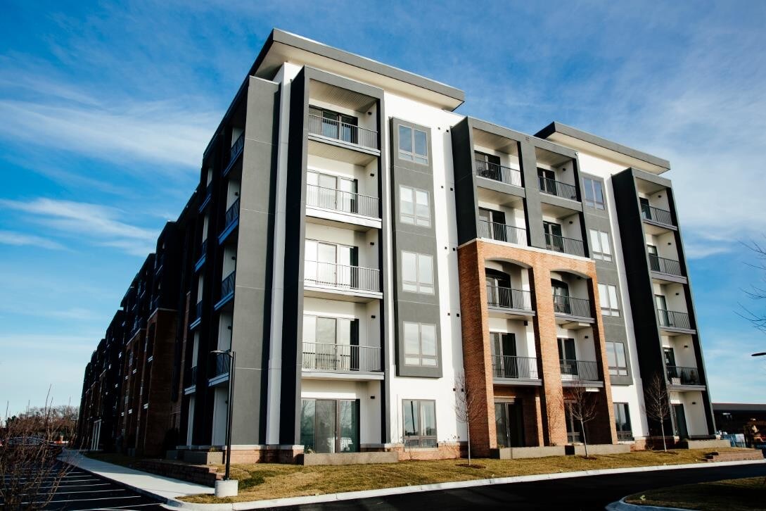 Waters Edge At Harbortown Off Campus Housing Detroit Mi Photos Coming Soon