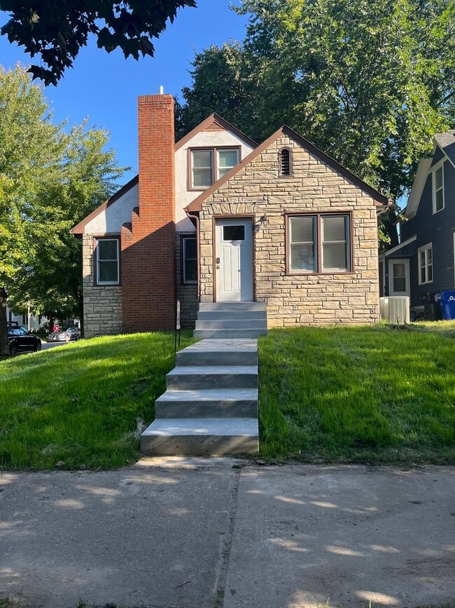 Building Photo - Renovated 5 Bedroom house in Saint Paul