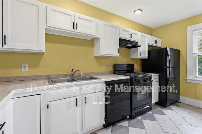 Photo - 901 Baraga St NE