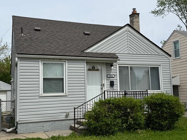 Building Photo - 3 Bedroom, 1 Bath Bungalow Style Home Move-In Ready!