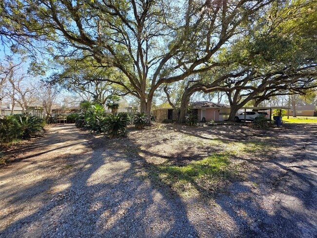 Photo - 706 Maple St