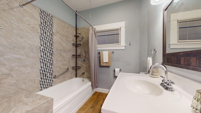 Photo - Excellent Location, Large Four Bedroom Bre... Casa